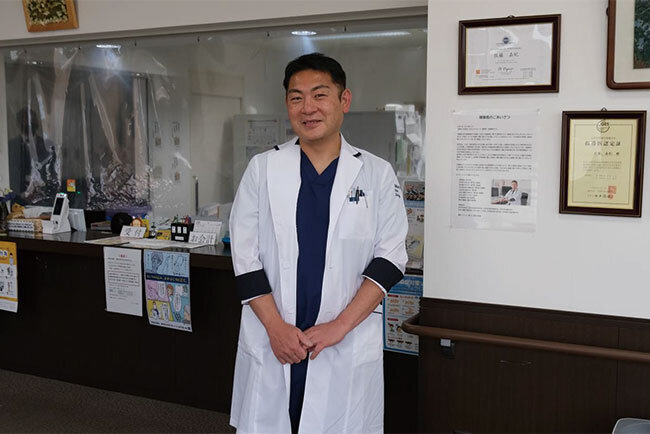 クリニックのロビーに立つ佐藤嘉紀理事長。専門性を生かしてクリニックの存在感を高めている
