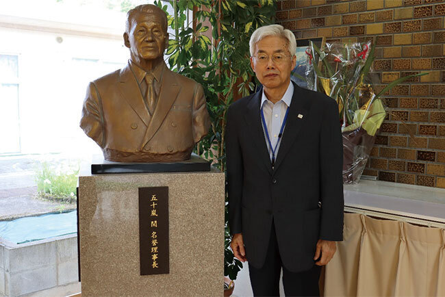 故・五十嵐閑名誉理事長像（左）と、現理事長の五十嵐研治郎氏（右）