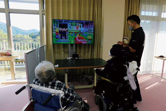 リハビリ職員のサポートでeスポーツに取り組む七瀬の郷の入所者