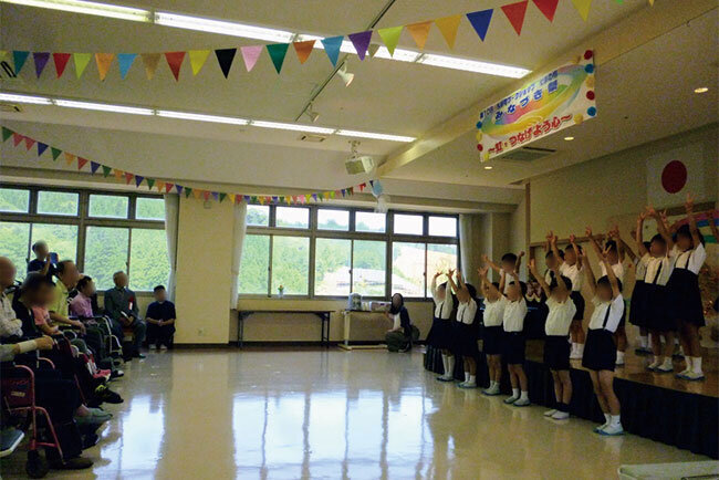 毎年6月に行われる「みなづき祭」で歌を披露する地元の小学校の学童