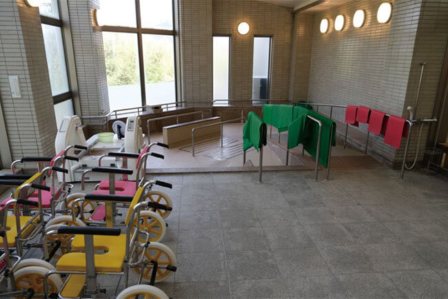 入所者が利用する入浴施設。掘削した温泉が使われている