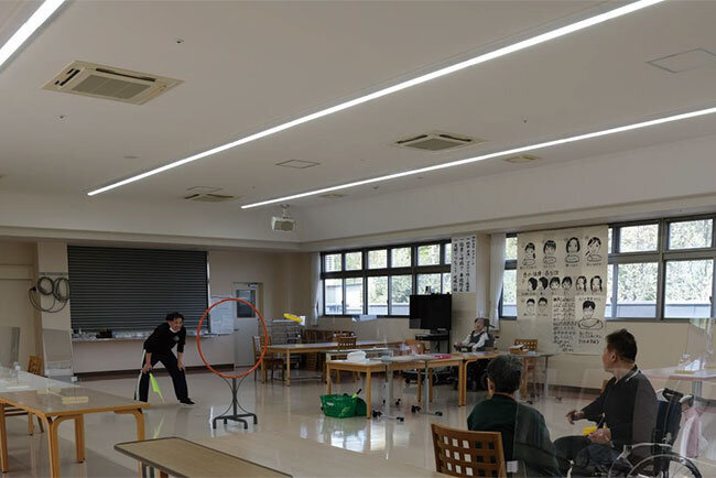 レクリエーションにも使われる七瀬の郷の食堂。天井が高く開放感があるが、蛍光灯の取り換え作業は危険を伴っていた