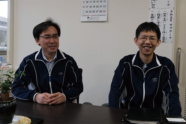 LED化のメリットを話す五十嵐研一郎主任事務員（右）と松井充広総務部長