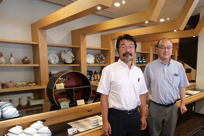 越前漆器などを使う朝食会場。左から尹泰充社長と絹川正人支配人