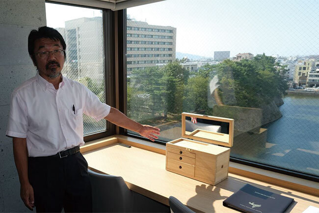 福井城址を望むロイヤルスイートの窓辺に立つ尹泰充社長