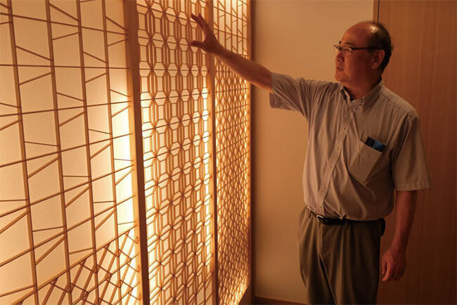 釘を使わない越前指物について説明する絹川正人支配人