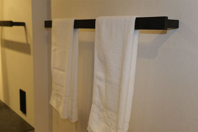 ロイヤルスイートのタオル掛けは越前打刃物