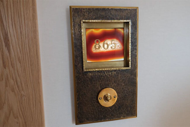 若狭めのう細工の表札が掲げられたロイヤルスイート