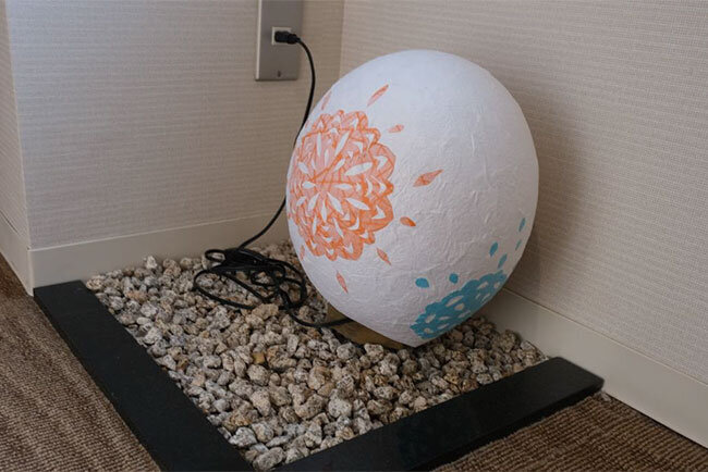 8階の廊下に置かれた社員お手製の越前和紙のライト