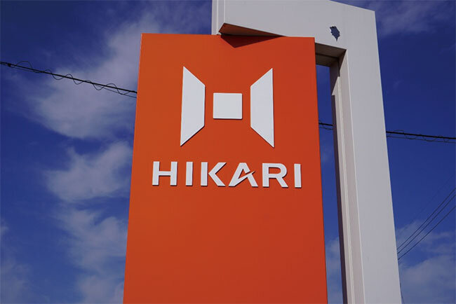 摩擦圧接のイメージにつながるオレンジをコーポレートカラーにしている