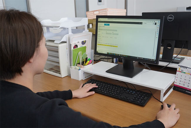 クラウド型業務支援ソフトで作成したアプリで事務処理に取り組む様子