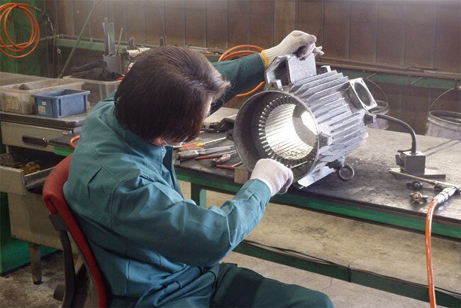 モーター修理に欠かせない焼け焦げた銅線を除去する作業