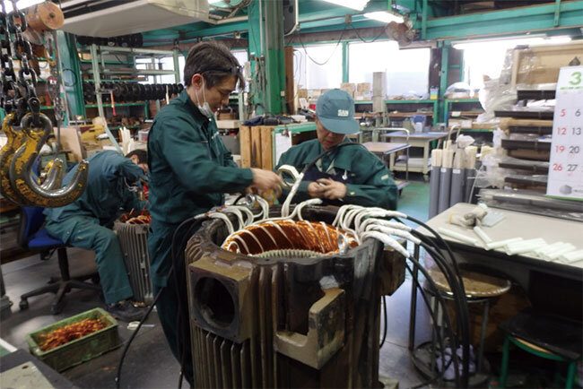 サンテクノの本社工場は熟練した技術が求められるモーターの「巻替修理」に特化する