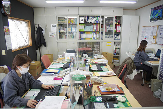 株式会社エスティビーでは社員1人につきパソコン1台を導入