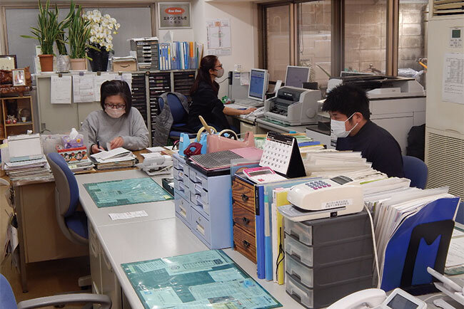 お客様密着を最重要視する本間燃器設備工業のオフィス