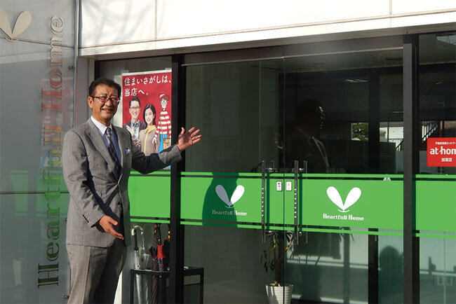 社屋の前で話す清水代表取締役