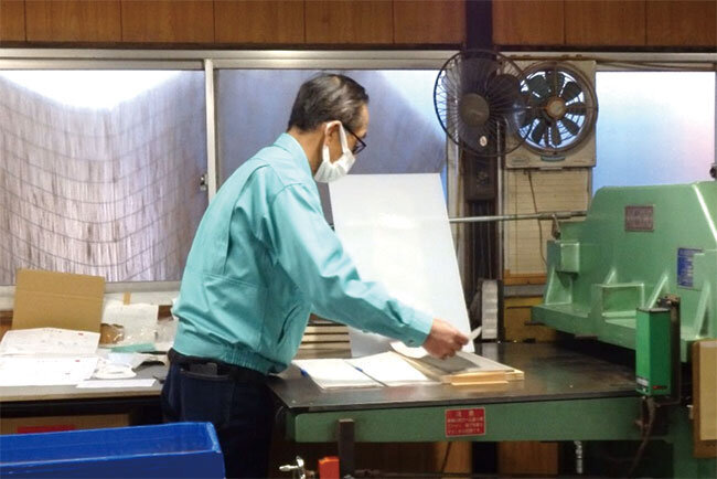 本社・第一工場の抜型裁断機で加工作業に取り組む社員