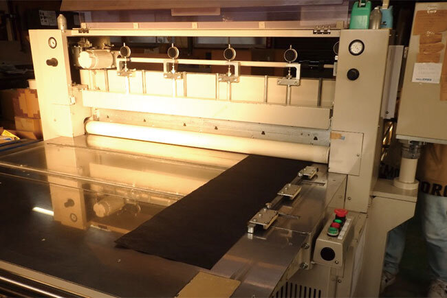 素材を裁断するスーパーカッター