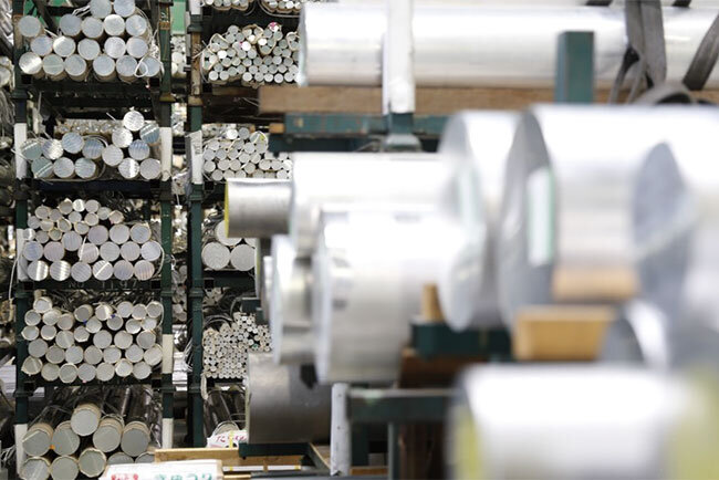 800品目もの製品在庫を維持して顧客の要求にきめ細かく対応できる体制を整えている（つくばセンター）