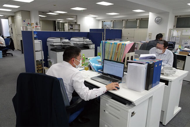 本社オフィスには2台の複合機とサーバー、NAS、パソコンがネットワークで結ばれて配置。FAXで送られてくる注文書の処理もペーパーレスで遠隔操作できる