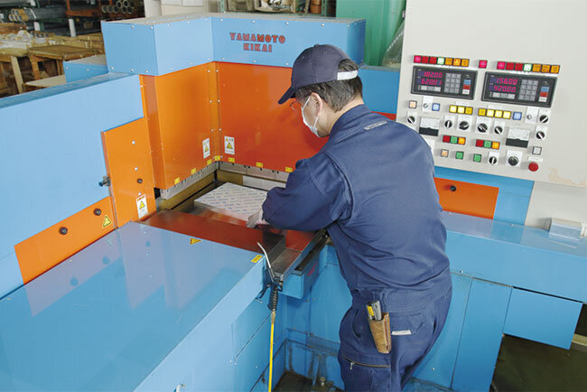 加工処理を別会社化し、分業体制で事業拡大に乗り出す（写真はアルミ板の裁断）