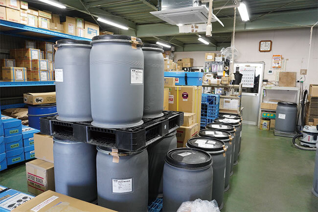 水処理関連の備品などが並ぶ静岡水工の倉庫の様子