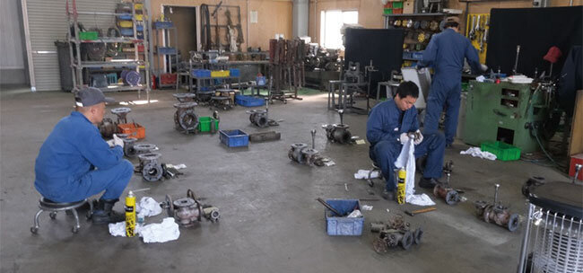 工場内でバルブ整備を行う社員ら