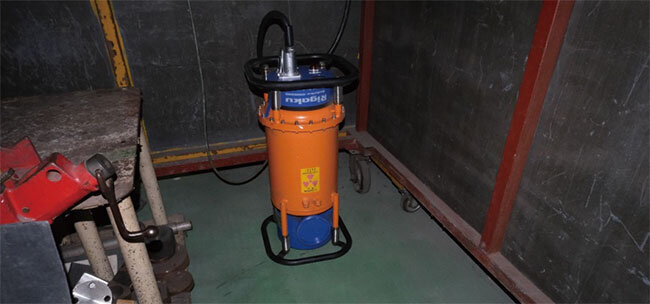 X線発生装置。鉛製仕切り板に囲まれている