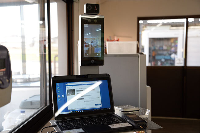 高感度のアルコール検知器を導入。当初は前日の飲酒が反応する人も出たため、社員の意識が変わったという。データはクラウドストレージで一元管理されている。