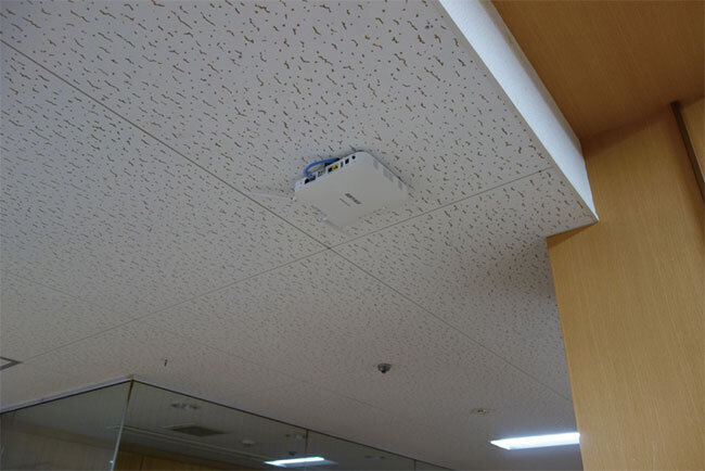 オープンルームの天井にWi-Fiルーター