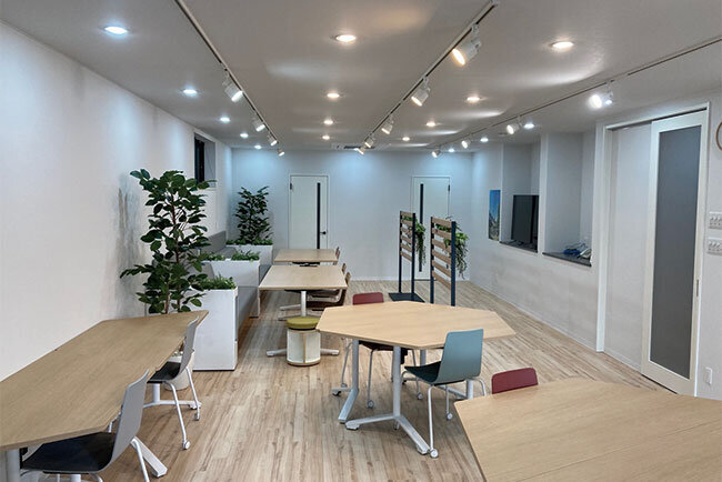 以前は社員の昼食用スペースだった部屋をリノベーションし、リフレッシュルームとして再生。椅子やテーブルはフレキシブルにレイアウトできるため、多用途に空間が利用できる