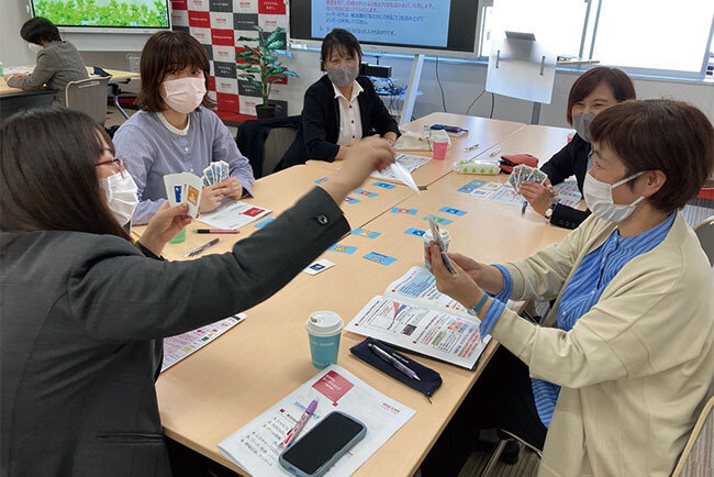  SDGs推進メンバーがワークショップに参加し、SDGsの理解を深め、社内での取り組みを推進している