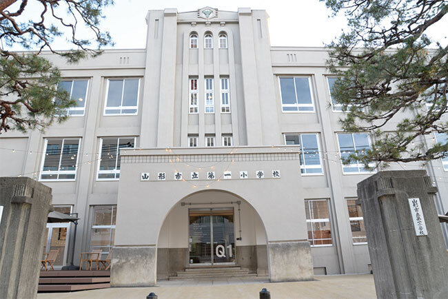 1927年に創建した山形市立第一小学校旧校舎をリノベーションし、地域の文化交流拠点として2022年9月にオープンした「やまがたクリエイティブシティセンターQ1」。「問いの始まりーQuestion1」と「旧一小」が名称の由来だ