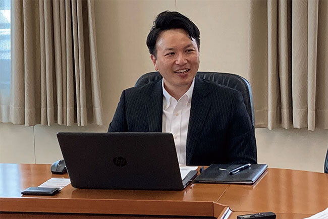 重点プロジェクト推進室の鈴木智也係長