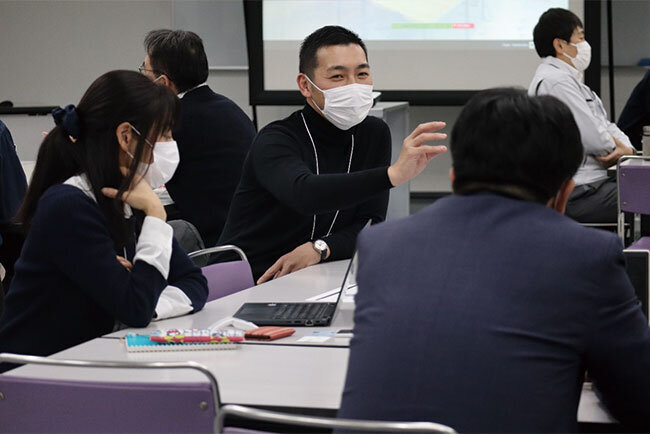 塾生たちの間で活発に意見が交わされる