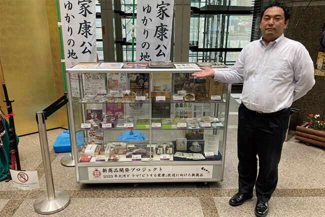 会員企業の新商品について説明する商業観光課の杉浦宏昭係長