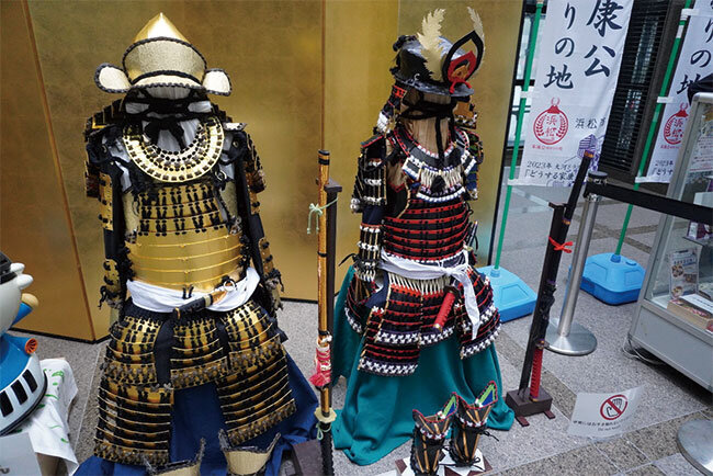 商工会議所1階に展示している牛乳パックで制作した徳川家康の甲冑のレプリカ