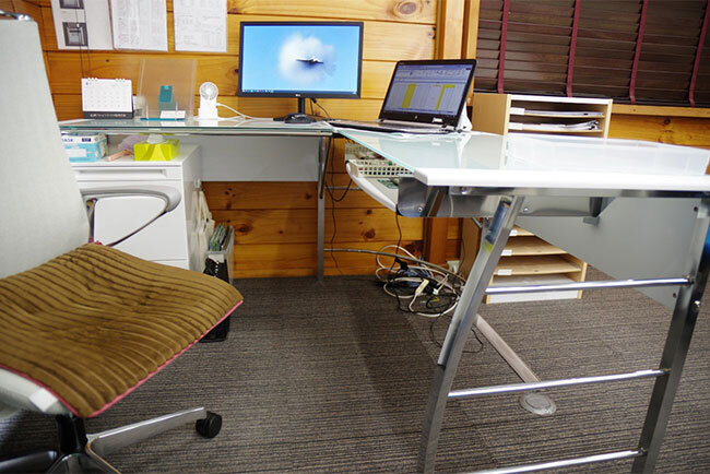 引き出しの無い机と机上にも書類がない