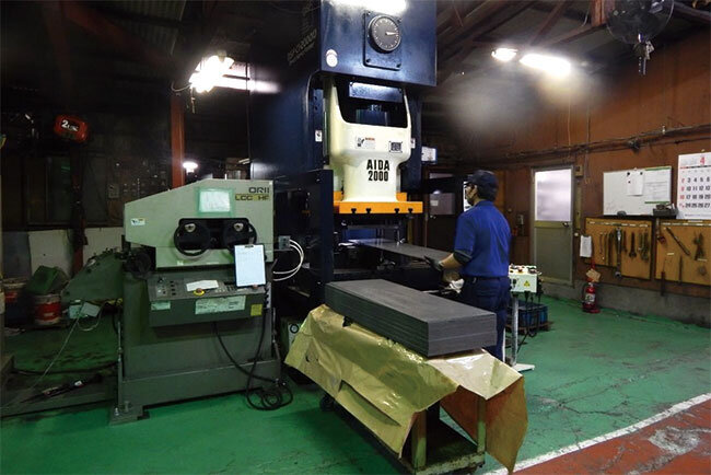 工場内にある大型の精密プレス機
