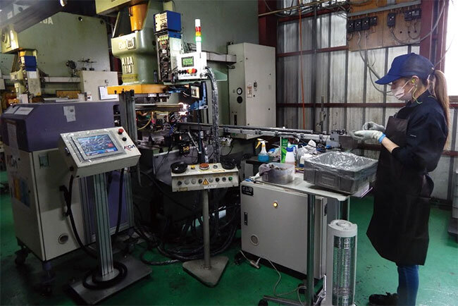 工場内では女性社員の姿も目立つ