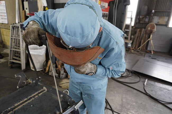 亀野鉄工の従業員が溶接作業に取り組む様子