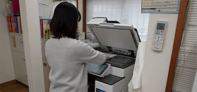 複合機のスキャン機能を使って紙文書のデジタル化を進めている