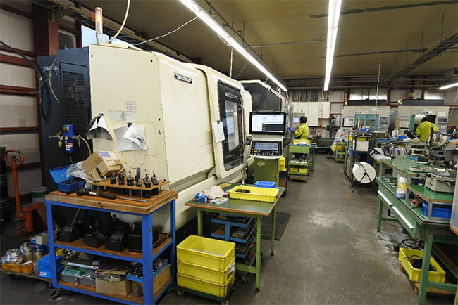 マシニングセンターやCNC旋盤など最新鋭の加工機械が並ぶ工場