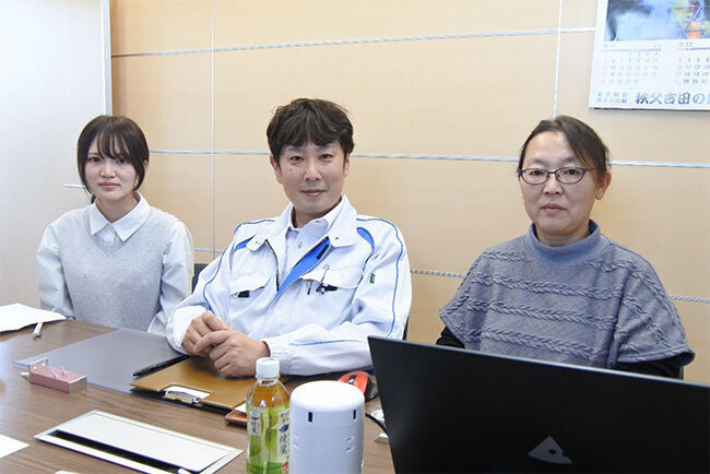 冨田社長（右）と並ぶ池上良和常務取締役（中）と冨田萌伊さん（左）