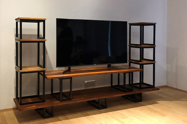 「ibee」の棚や手すり。アルミ製の棒同士は自在に接続できる