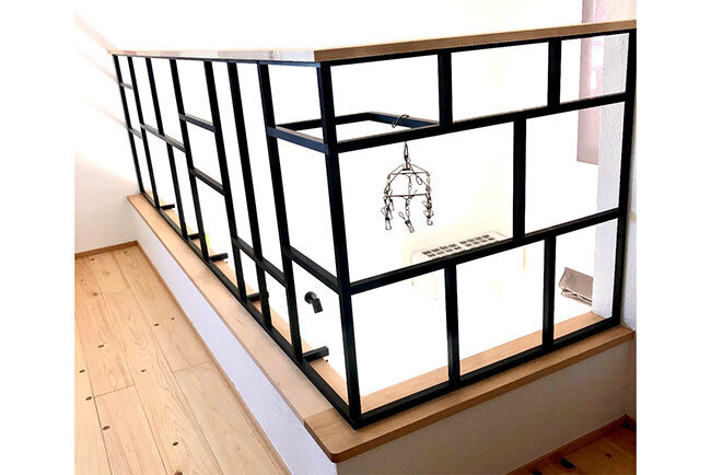 「ibee」の棚や手すり。アルミ製の棒同士は自在に接続できる