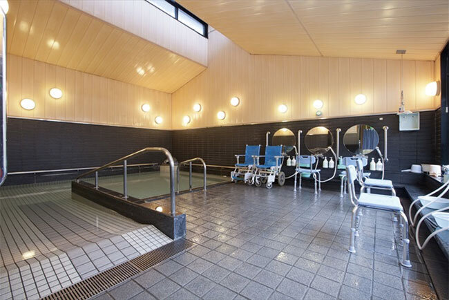 車いすのまま入れる広い浴槽