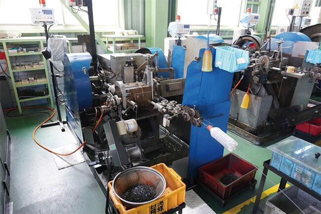 日滉精螺製作所が導入している圧造機