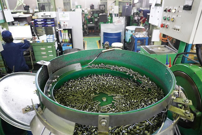 でき上がった大量のねじ