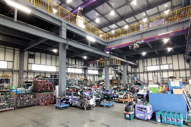 溶接機などのプラント産業用機器が保管された鶴商メンテナンス工業の倉庫